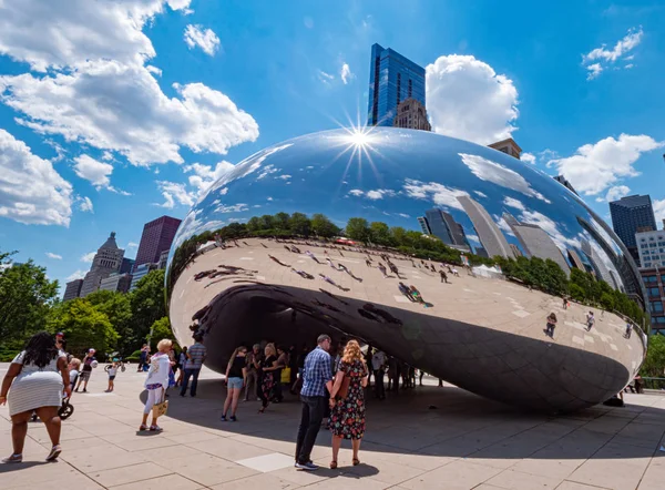 Famous Cloud Gate at Millennium Park in Chicago - CHICAGO, USA - JUNE 11, 2019 — Stock Photo, Image