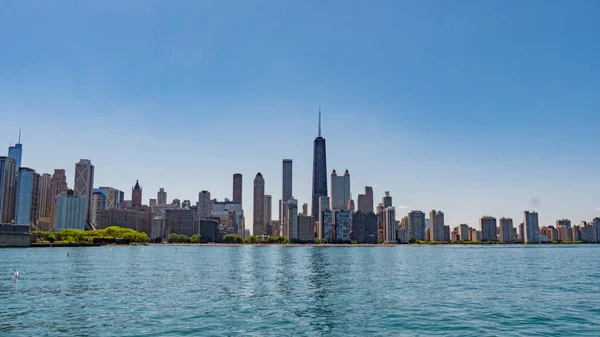 Skyline of Chicago view from Lake Michigan - CHICAGO, USA - JUNE 11, 2019 — стокове фото