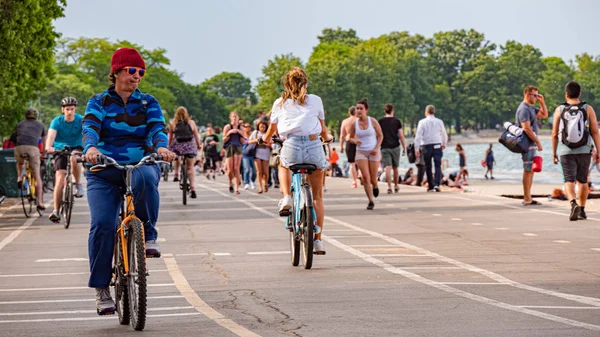 The beach in Chicago on a hot summer day - CHICAGO, USA - JUNE 11, 2019 — Stock Photo, Image