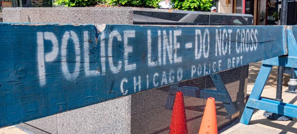 Linha de Polícia Não atravesse barreira em Chicago - CHICAGO, EUA - JUNHO 11, 2019 — Fotografia de Stock