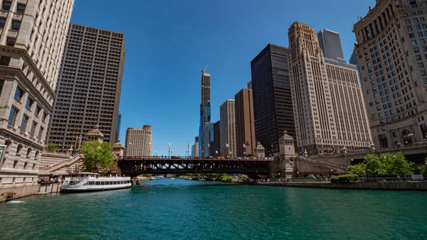 Arquitectura en Chicago River - CHICAGO, Estados Unidos - 11 de junio de 2019 — Foto de Stock