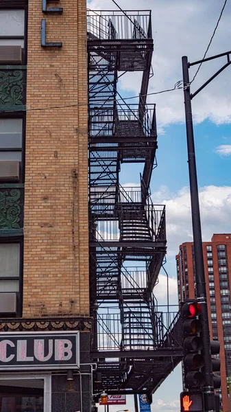 Escaleras de rescate en edificios de ladrillo de Chicago - CHICAGO, EE.UU. - 11 DE JUNIO DE 2019 —  Fotos de Stock