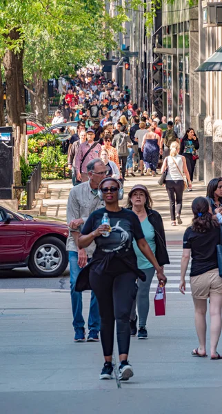 The Magnificent Mile in Chicago is a crowded place - CHICAGO, USA - Ιούνιος 11, 2019 — Φωτογραφία Αρχείου