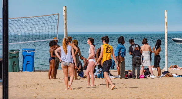 Plaża w Chicago w upalny letni dzień - CHICAGO, USA - czerwiec 11, 2019 — Zdjęcie stockowe