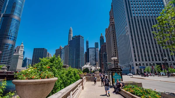 Beautiful Riverwalk in Chicago - CHICAGO, USA - JUNE 11, 2019 — Stock Photo, Image