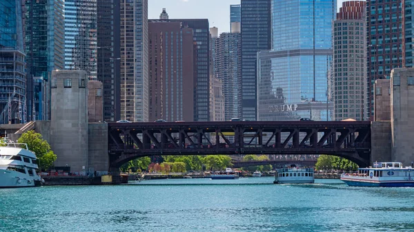 The bridges over Chicago River - CHICAGO, USA - JUNE 11, 2019 — Stock Photo, Image