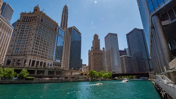 Chicago Nehri güneşli bir günde - Chicago, ABD - 11 Haziran 2019 — Stok fotoğraf