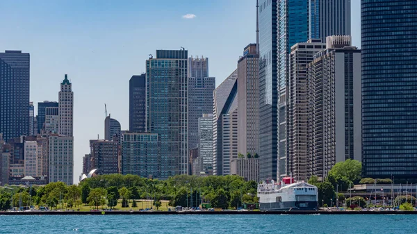 Arquitetura moderna às margens do Rio Chicago - CHICAGO, EUA - JUNHO 11, 2019 — Fotografia de Stock