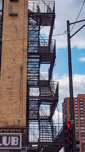 Échelles de sauvetage dans les bâtiments en briques de Chicago - CHICAGO, États-Unis - 11 JUIN 2019 — Photo