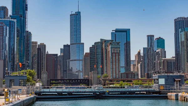 Блокування річки Чикаго на озері Мічиган - ХІКАГО, США - 11 ЧЕРВНЯ 2019 — стокове фото