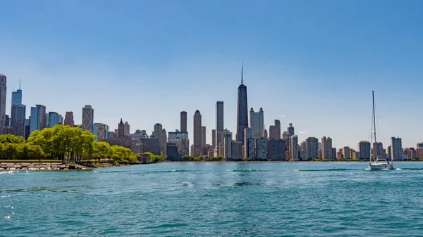 Cruzeiro turístico no Rio Chicago em um dia ensolarado - CHICAGO, EUA - JUNHO 11, 2019 — Fotografia de Stock