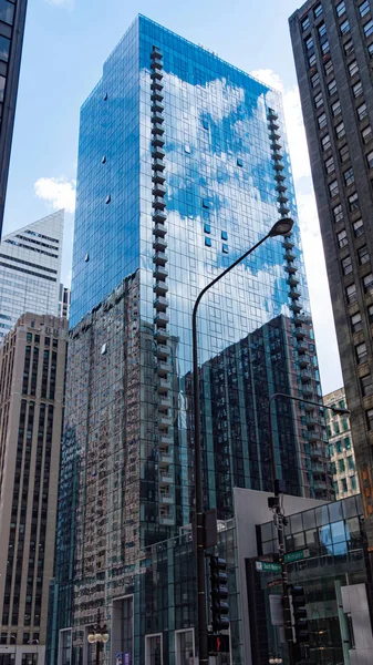 Modernas fachadas de césped en el centro de Chicago - CHICAGO, Estados Unidos - 11 de junio de 2019 — Foto de Stock