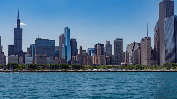 O Skyline de Chicago vista do Lago Michigan - CHICAGO, EUA - JUNHO 11, 2019 — Fotografia de Stock