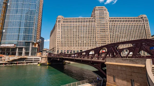 शिकागो नदी पर पुल ChICAGO, संयुक्त राज्य अमेरिका जून 11, 2019 — स्टॉक फ़ोटो, इमेज