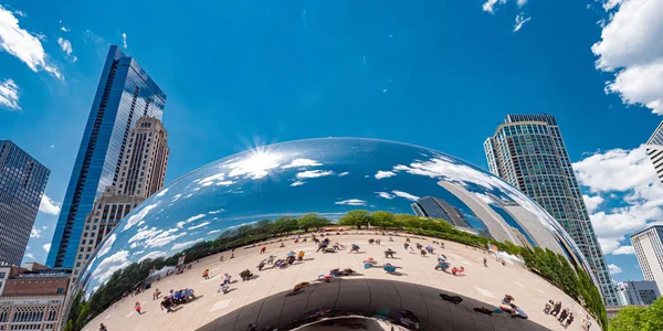 Millennium Park v Chicagu se slavnou Cloud Gate - CHICAGO, USA - 11. června 2019 — Stock fotografie