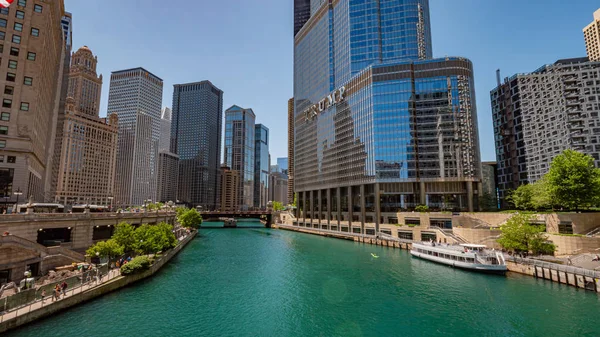 Blick über den Fluss Chicago von der Zobelbrücke - Chicago, USA - 11. Juni 2019 — Stockfoto