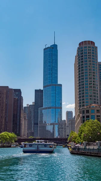 Речной круиз по реке Чикаго - Чикаго, США - 11 июня 2019 года — стоковое фото