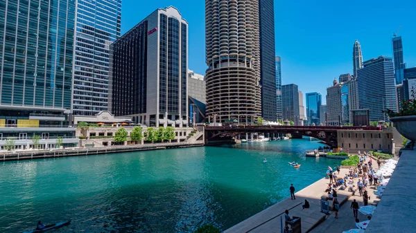 Чикаго-Ривер в солнечный день - CHICAGO, США - 11 июня 2019 — стоковое фото