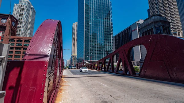 Typowy widok na ulicę Chicago - CHICAGO, USA - czerwiec 11, 2019 — Zdjęcie stockowe