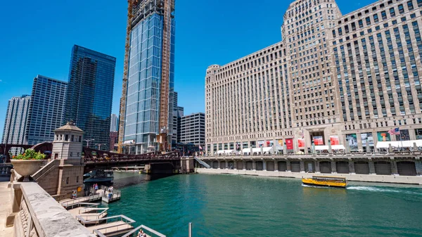 Architectuur bij Chicago River - CHICAGO, USA - 11 juni 2019 — Stockfoto