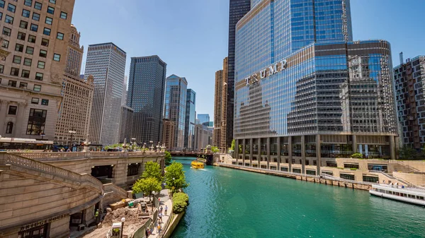 Arquitectura en Chicago River - CHICAGO, Estados Unidos - 11 de junio de 2019 — Foto de Stock