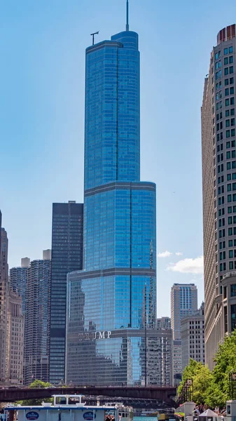 Trump Tower and Hotel in Chicago - CHICAGO, ΗΠΑ - 11 Ιουνίου 2019 — Φωτογραφία Αρχείου