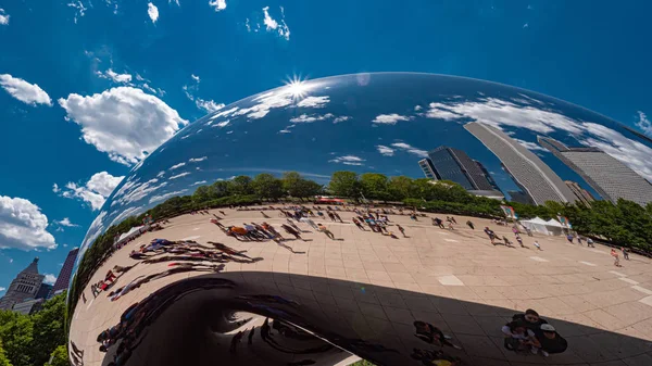 Oblíbená památka v Chicagu - Cloud Gate at Millennium Park - CHICAGO, USA - 11. června 2019 — Stock fotografie