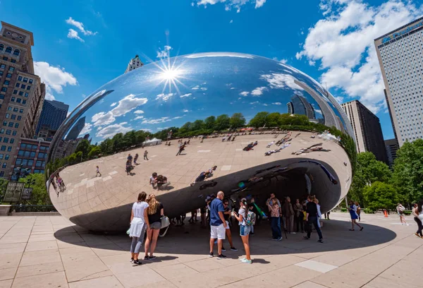 Millennium Park in Chicago with famous Cloud Gate - CHICAGO, USA - JUNE 11, 2019 — Stock Photo, Image