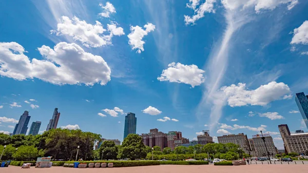 Amazing Blue Sky över Chicago på en solig dag-Chicago, USA-11 juni, 2019 — Stockfoto