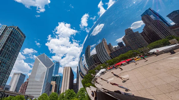 Millennium Park v Chicagu se slavnou Cloud Gate - CHICAGO, USA - 11. června 2019 — Stock fotografie
