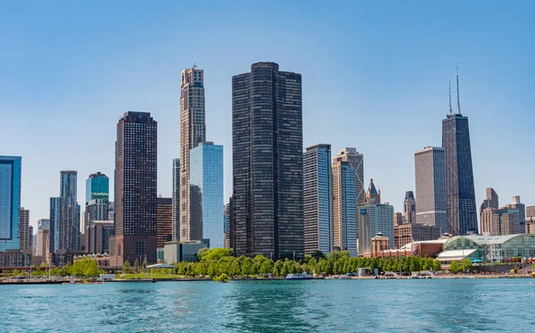 Высотные здания в центре Чикаго - ЧИКАГО, США - 11 июня 2019 года — стоковое фото