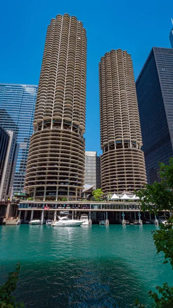 Chicago şehir merkezinin yüksek binaları - Chicago, ABD - 11 Haziran 2019 — Stok fotoğraf
