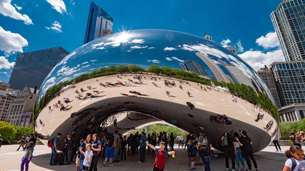 Millennium Park in Chicago with famous Cloud Gate - CHICAGO, USA - JUNE 11, 2019 — Stock Photo, Image