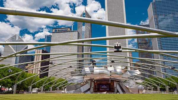 Jay Pritzker Concert Pavilion no Millennium Park em Chicago - CHICAGO, EUA - JUNHO 11, 2019 — Fotografia de Stock