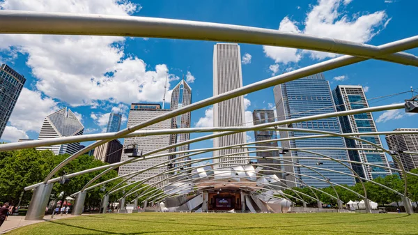 Jay Pritzker Concert Pavilion no Millennium Park em Chicago - CHICAGO, EUA - JUNHO 11, 2019 — Fotografia de Stock