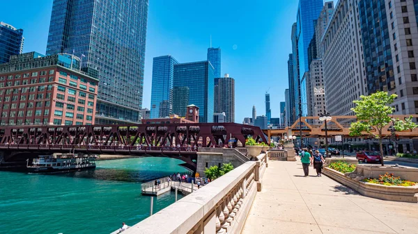 Чикаго-Ривер в солнечный день - CHICAGO, США - 11 июня 2019 — стоковое фото