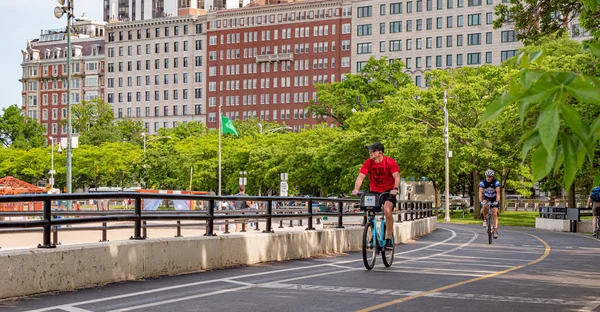 Bike lanes along the Shore Drive in Chicago - CHICAGO, USA - JUNE 11, 2019 — Stock Photo, Image