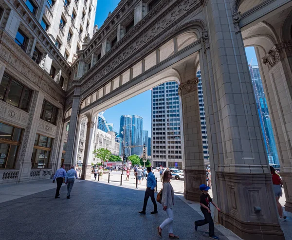 Edificio Wrigley famoso en Chicago - CHICAGO, Estados Unidos - 11 de junio de 2019 —  Fotos de Stock