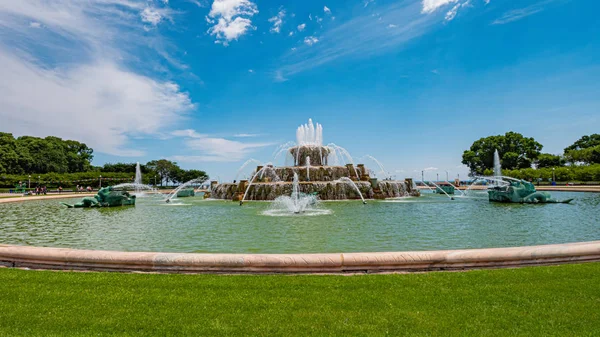 Célèbre fontaine de Buckingham au Chicago Grant Park - CHICAGO, États-Unis - 11 JUIN 2019 — Photo