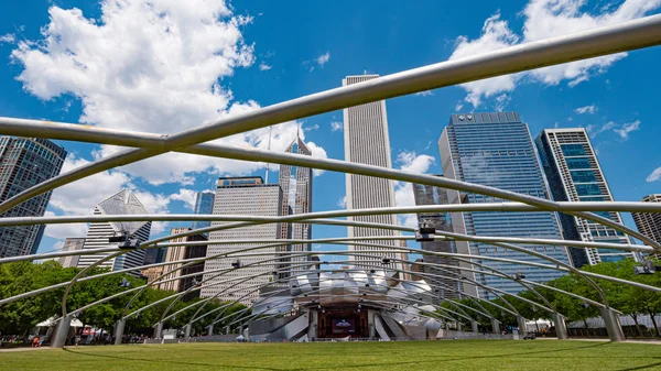 Jay Pritzker Concert Pavilion en Millennium Park en Chicago - CHICAGO, Estados Unidos - 11 de junio de 2019 — Foto de Stock