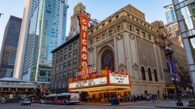State Street 'teki ünlü Chicago Tiyatrosu eski Balaban ve Katz Tiyatrosu - Chicago, ABD - 11 Haziran 2019