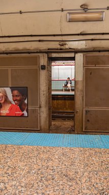 Chicago'da metro platformu - tren bekliyor - Chicago, Abd - 11 Haziran 2019