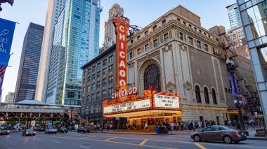 State Street 'teki ünlü Chicago Tiyatrosu eski Balaban ve Katz Tiyatrosu - Chicago, ABD - 11 Haziran 2019