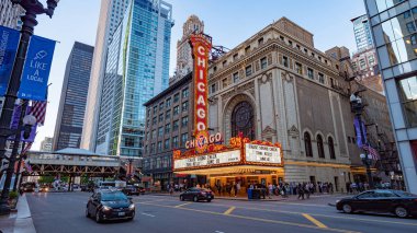 State Street 'teki ünlü Chicago Tiyatrosu eski Balaban ve Katz Tiyatrosu - Chicago, ABD - 11 Haziran 2019