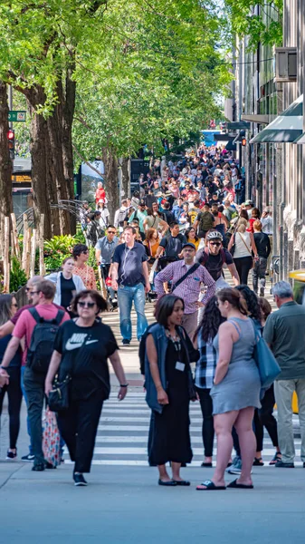 The Magnificent Mile in Chicago is a crowded place - CHICAGO, USA - Ιούνιος 11, 2019 — Φωτογραφία Αρχείου