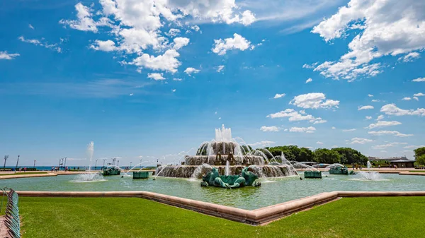 Célèbre fontaine de Buckingham au Chicago Grant Park - CHICAGO, États-Unis - 11 JUIN 2019 — Photo