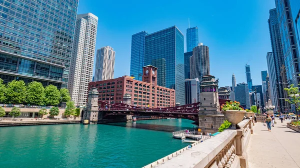 Chicago Nehri 'nin popüler nehir kenarı - Chicago, ABD - 11 Haziran 2019 — Stok fotoğraf