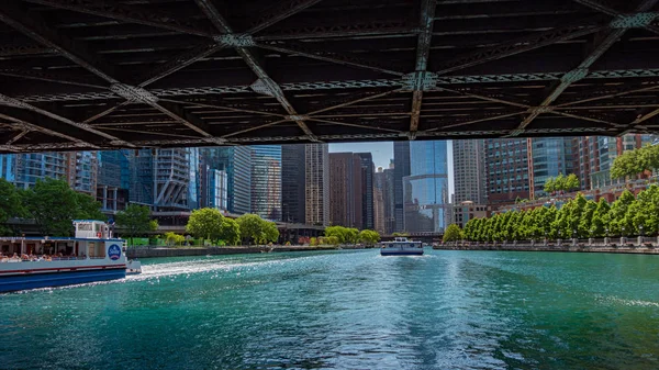 Экскурсионный круиз под мостами реки Чикаго - Чикаго, США - 11 июня 2019 года — стоковое фото