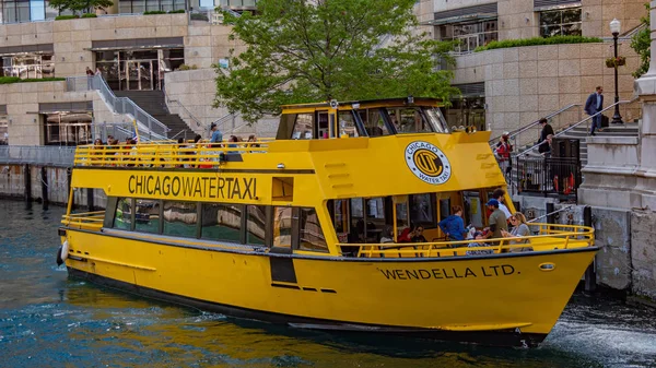 Chicago Nehri üzerindeki Water Taxi - Chicago, ABD - 11 Haziran 2019 — Stok fotoğraf