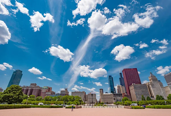 Amazing blue sky over Chicago on a sunny day - CHICAGO, USA - JUNE 11, 2019 — Stock Photo, Image